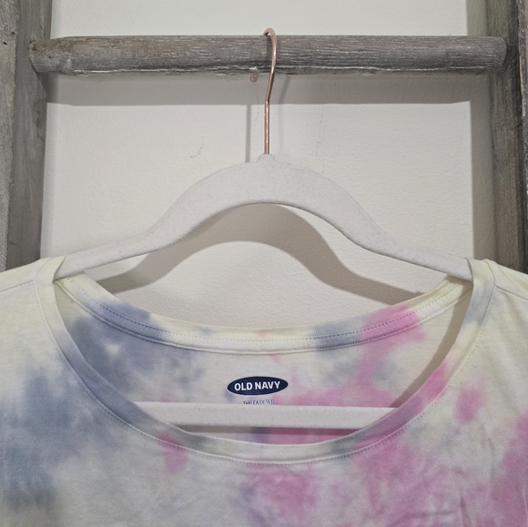 ⭐️40% Off⭐️ Old Navy The Easy Tee Tie Dye T-shirt with Dream Land Graphic - Picture 4 of 10